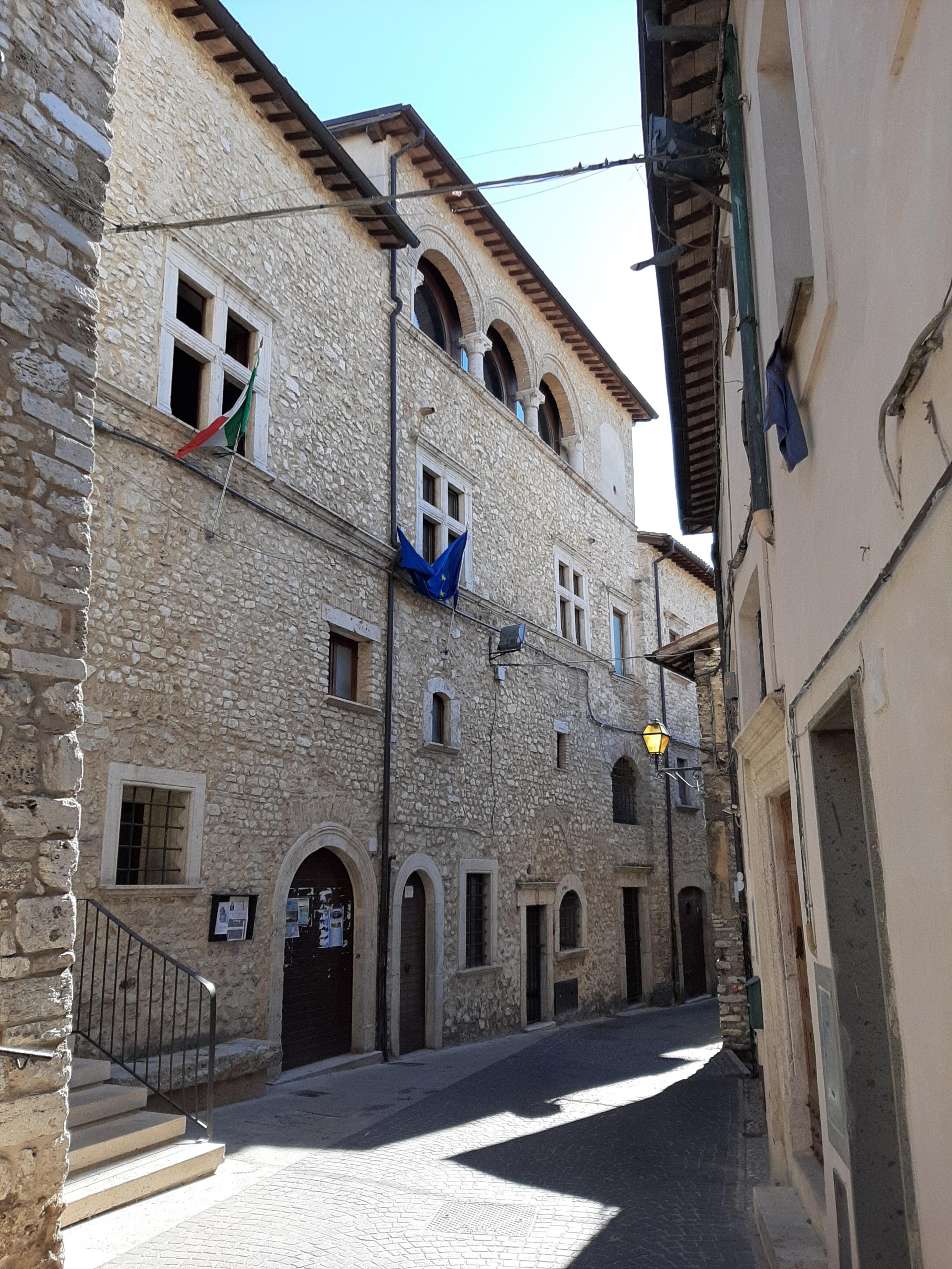 La bella facciata del Palazzo Orsini, nel centro storico tradizionalmente dominio di questa famiglia