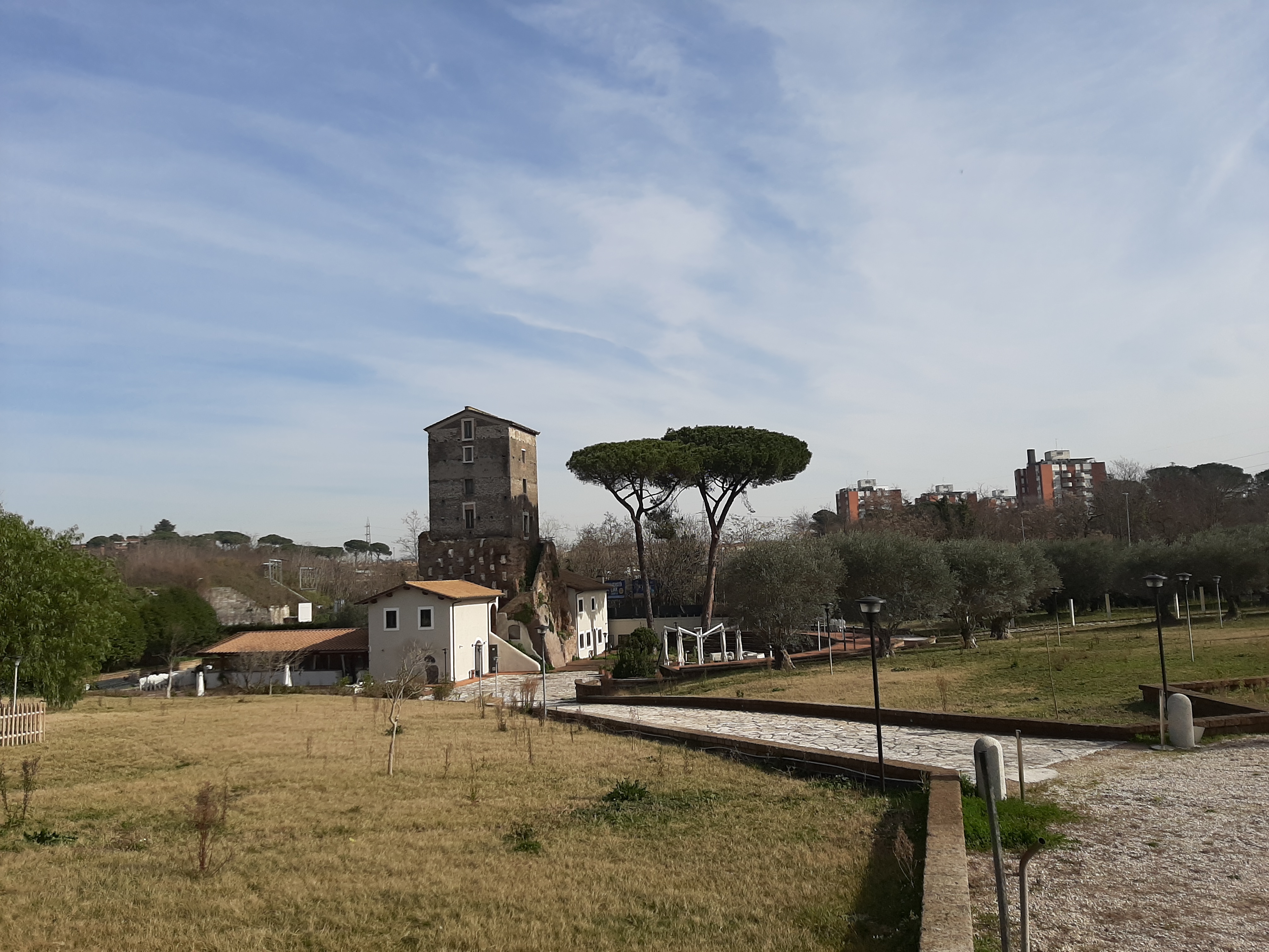 La Torre Salaria come appare oggi, all’interno di un giardino privato, quasi inglobata in uno svincolo stradale.