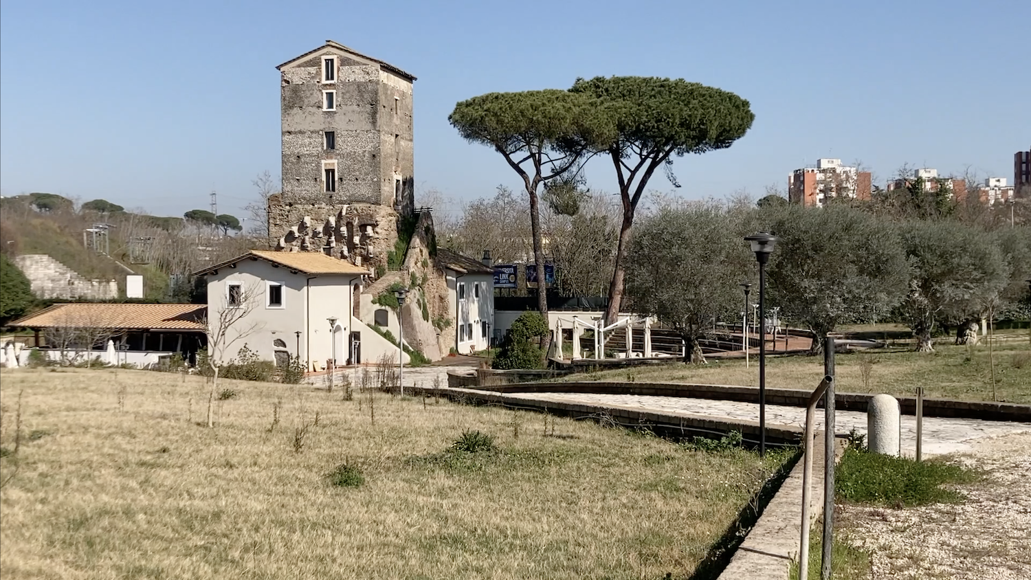 Il casale che ingloba l’antica torre ha mantenuto nei secoli la stessa destinazione d’uso di luogo di ristoro e di convivialità