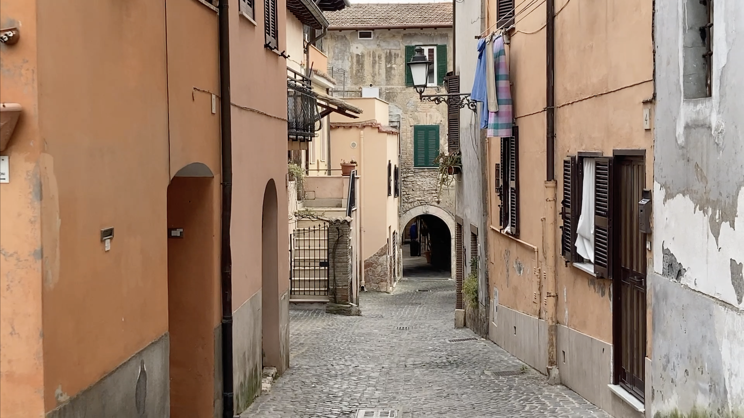 Alle spalle di Palazzo Orsini si dipana il centro storico di Monterotondo, che conserva in parte l’impianto urbanistico medievale 