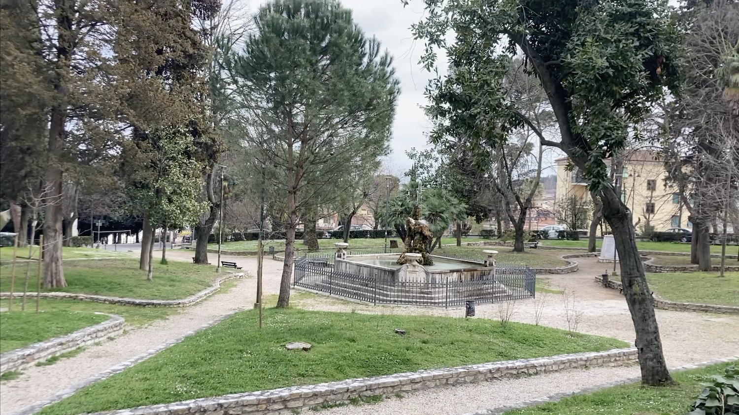 Il giardino antistante Palazzo Orsini, ombreggiato da palme e grandi alberi, è un piacevole angolo di verde nel cuore della città