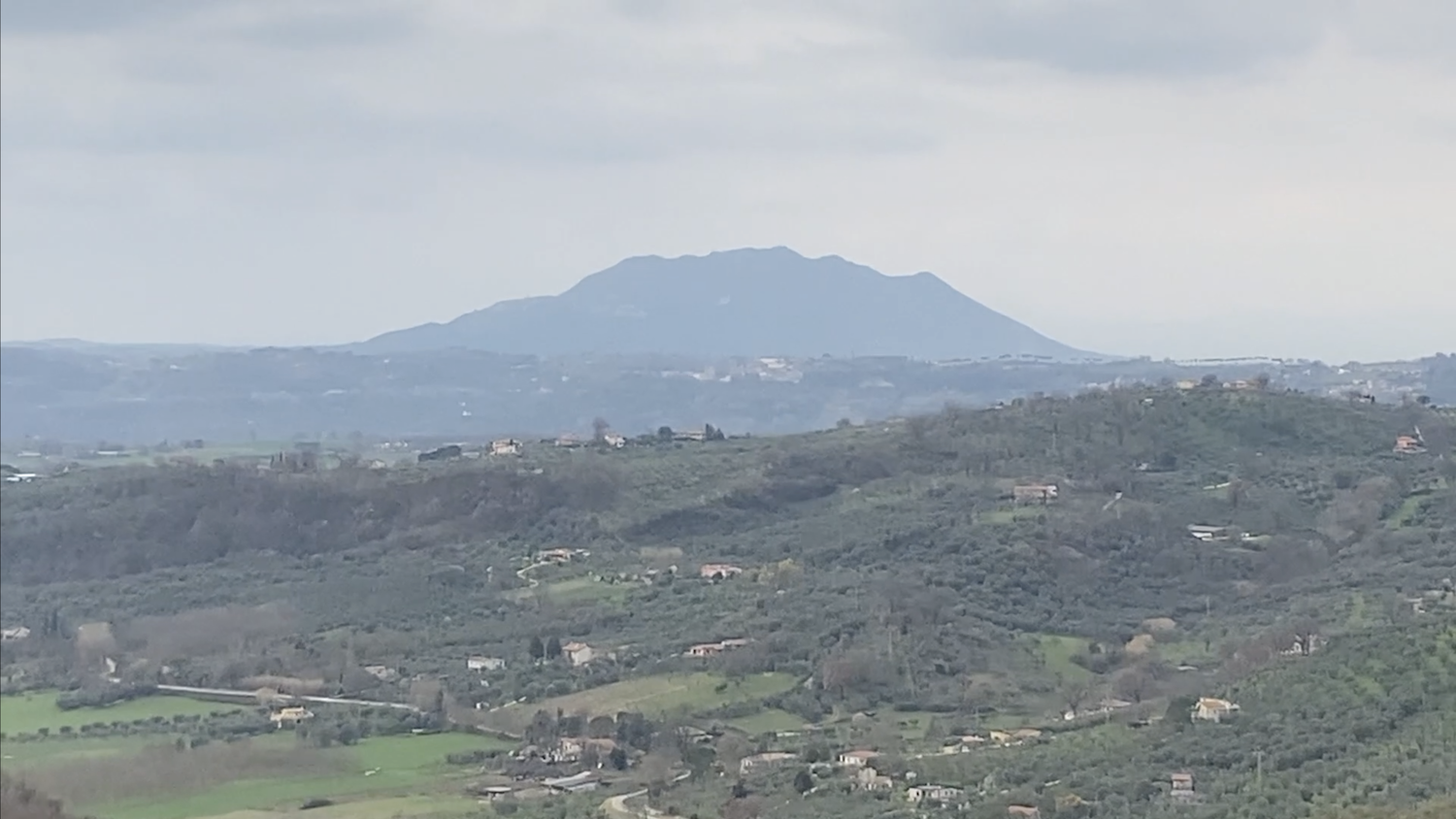 Sulla riva sinistra del fiume Tevere, oltre ai Monti Sabini, si estende il territorio della Sabina con il tipico paesaggio di colline ricoperte da  uliveti secolari
