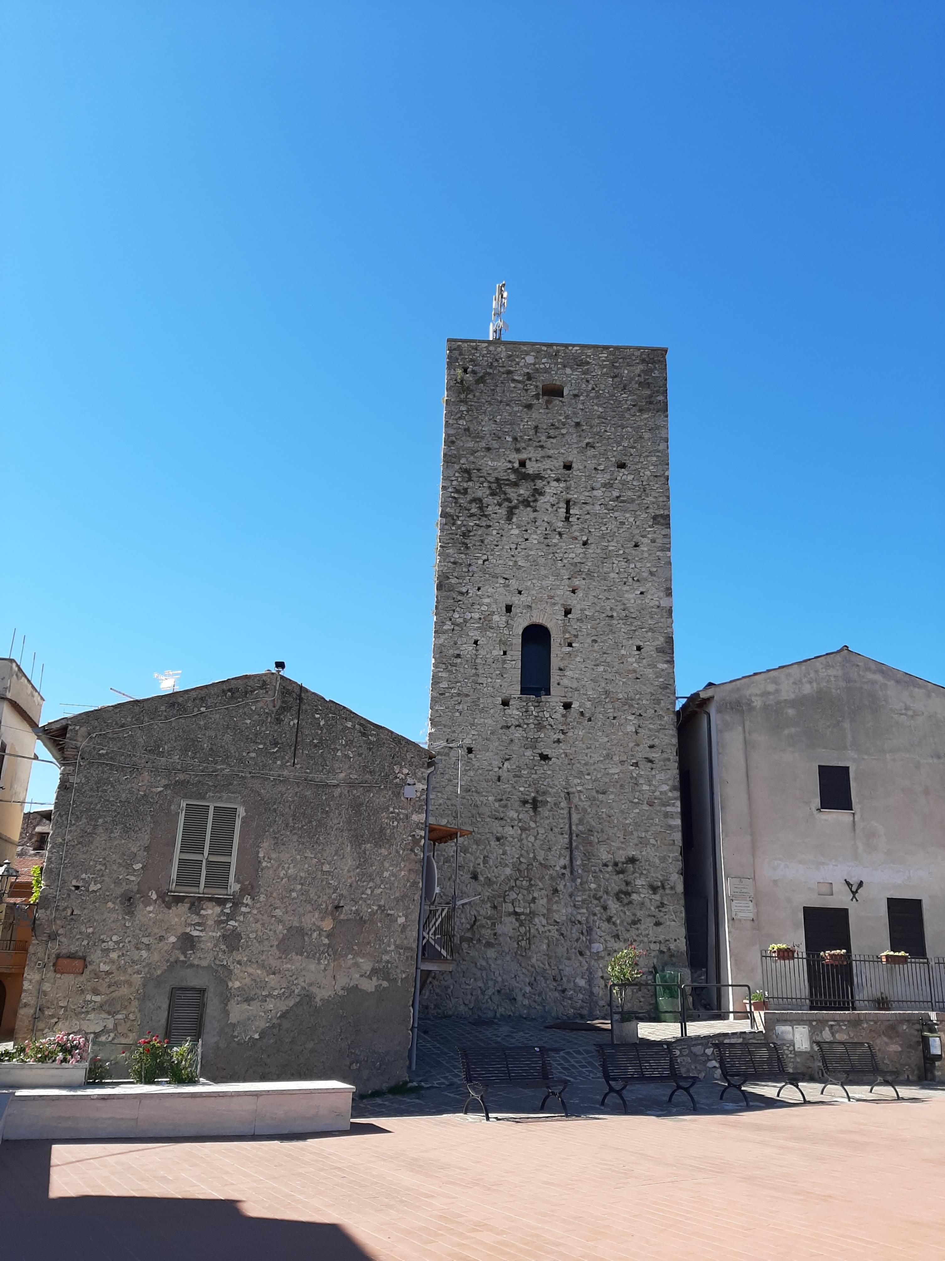 Costruita intorno all’anno Mille, nel punto più alto di Montopoli, la torre fu voluta dall’imperatore Enrico II e dal suo alleato l’Abate Ugo I di Farfa, protagonista di grande rilievo della storia sabina che resse la grande abbazia per oltre 40 anni facendo un centro di grande rilievo nella vita della Chiesa e delle corti europee. Dalla piazza prospiciente la torre, si gode di un meraviglioso panorama.