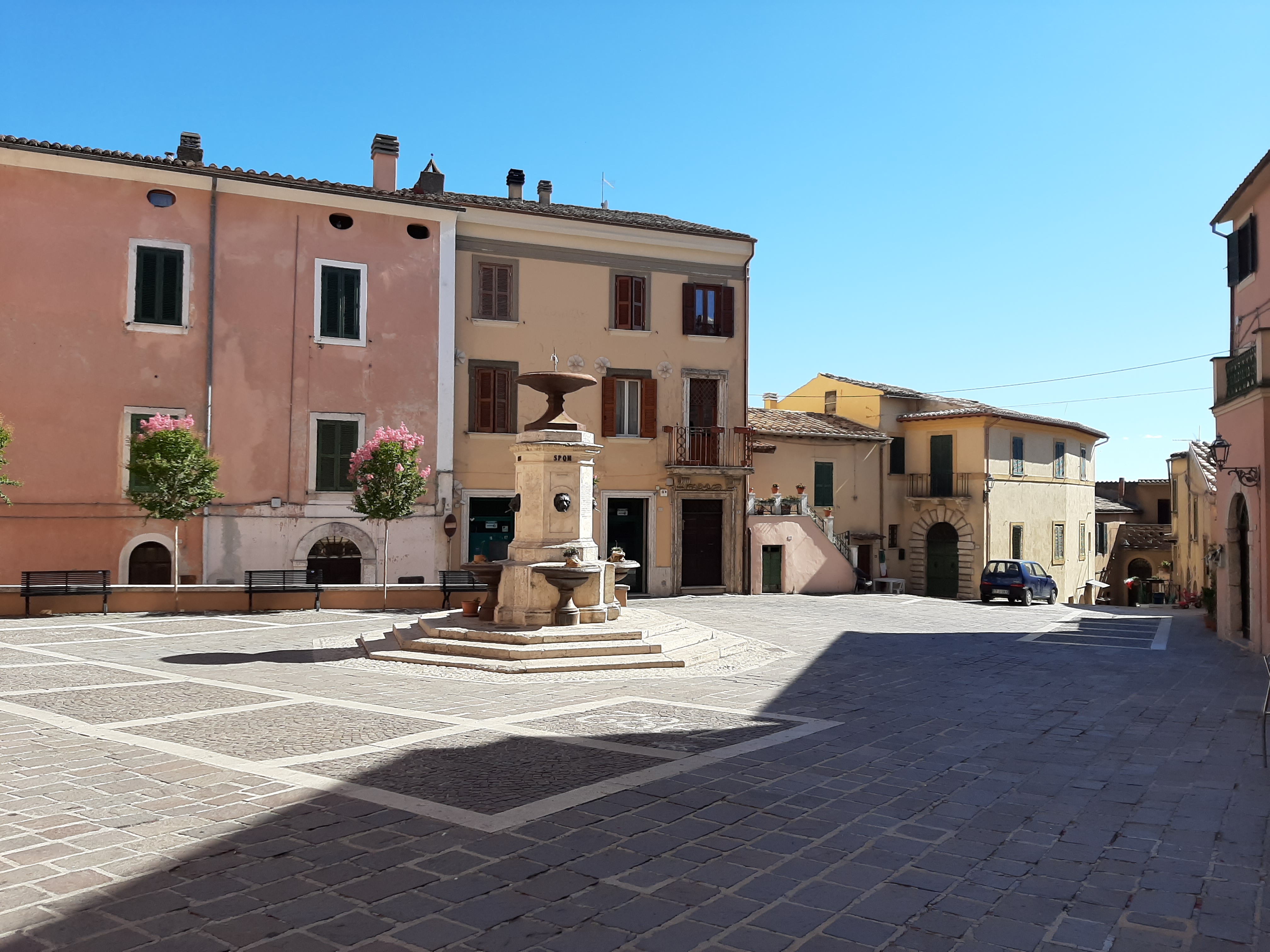 La bella piazza del Comune di Montopoli di pianta triangolare è decorata da una fontana a otto lati, con bocche di leone che spruzzano getti d’acqua e sulla sommità una coppa, di metallo come le bocche, da cui partivano altri zampilli.