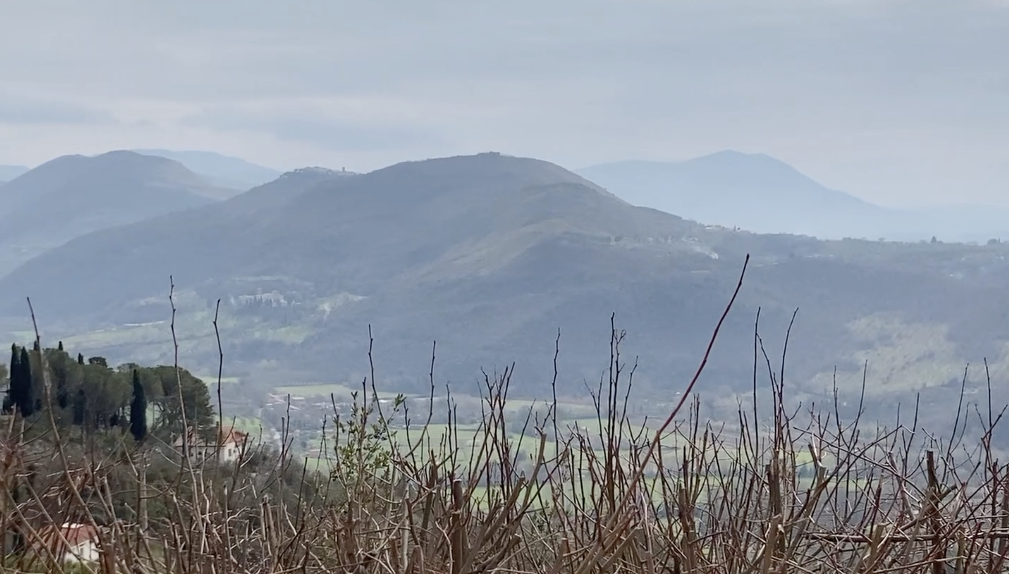 Dal belvedere della Torre Ugonesca si gode di uno splendido panorama sui Monti Sabini