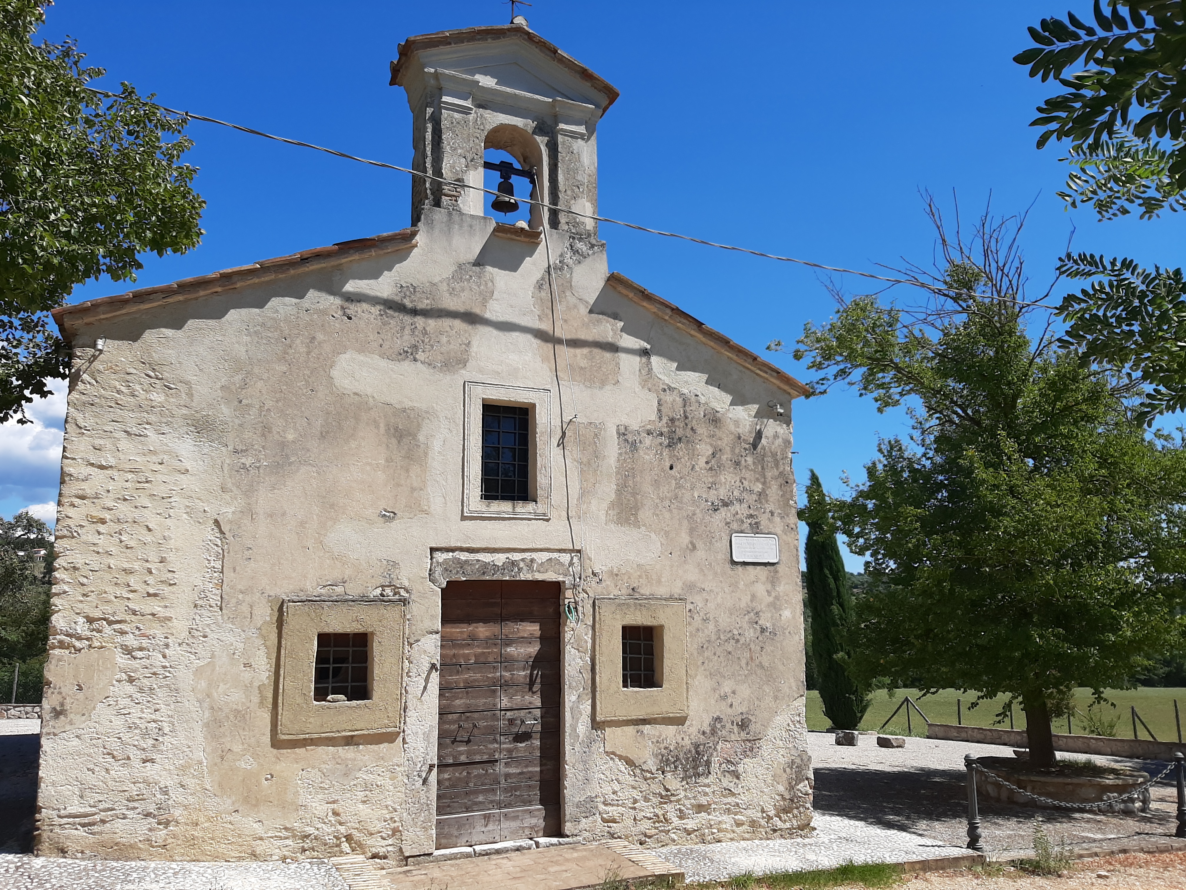 La chiesa di Sant’Adamo sulla via di accesso di Cantalupo