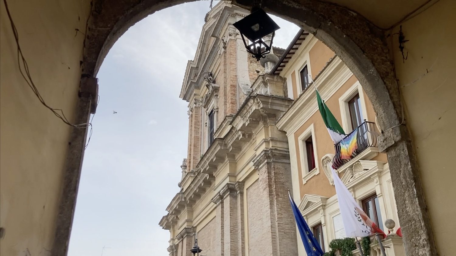 La Cattedrale di Maria Assunta, la cui costruzione ebbe inizio nel 1641, conserva alcuni stucchi attribuiti alla “architettrice” Plautilla.