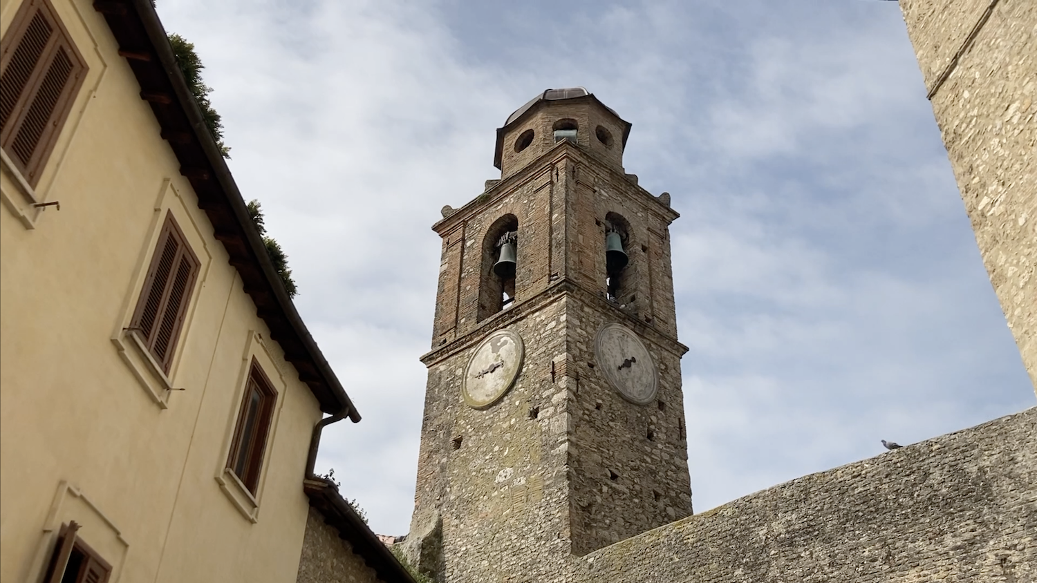 La Torre dell’Orologio risale ntorno alla metà del 200 e in origine costituiva l’elemento centrale delle fortificazioni di Porta Romana. Fu ristrutturata  nel 1487, diventando torre campanaria della SS. Trinità